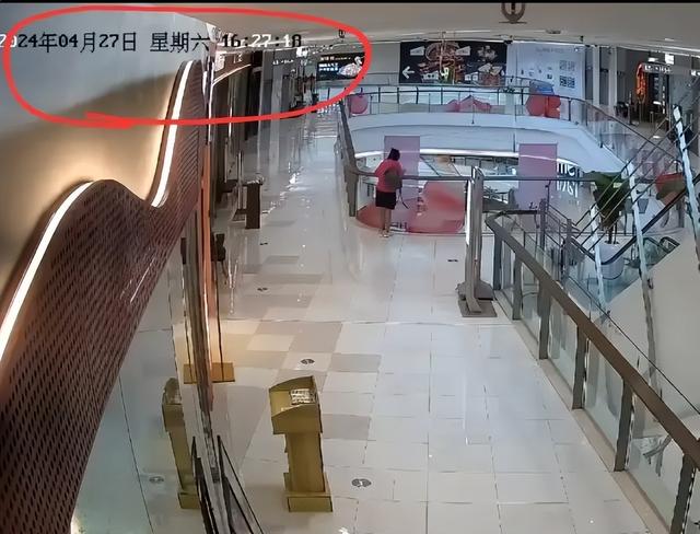 广州女子5楼跳下身亡砸中人后续：知情人曝跳楼原因，被砸者发声