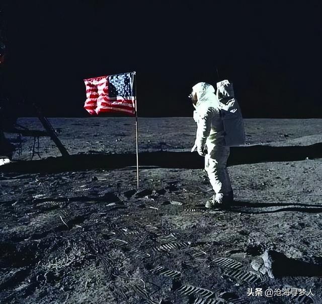 技不如人？为何我国宇航员出舱站不起来，美国40年前就能直接走路