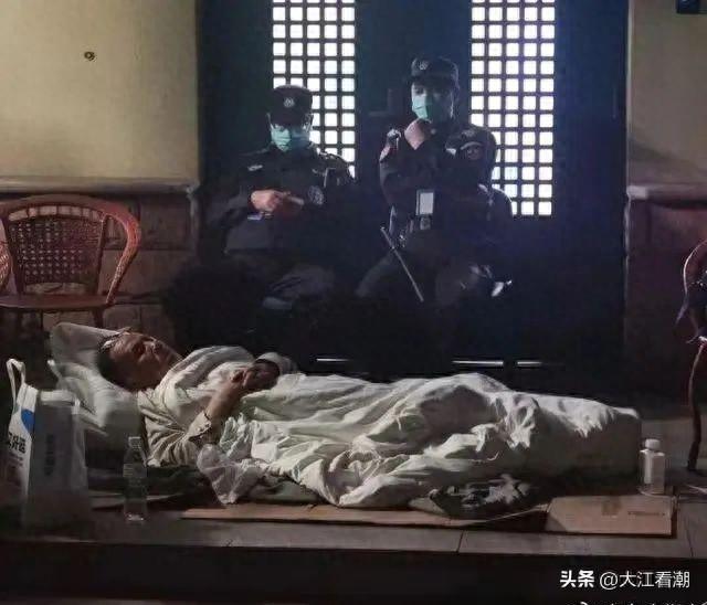病毒学家豁上了！躺实验室门口，缠斗上海医卫官员